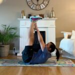 Sarah Ourahmoune Instagram - [ FULL BODY ] De retour pour vous partager ma séance du soir, avant de passer à table ( avant le fhtor pour ceux qui pratiquent le Ramadan comme moi ) 🙃 Mon opération du tendon d’Achille s’est bien passée. Maintenant il va falloir patienter et se réinventer car je vais avoir un plâtre jusqu’à mi-mai puis je vais enchaîner par un mois avec une botte médicale… Patience… 🙌🏼 👉🏻 évidemment je ne vais pas rester 3 mois sans bouger le reste de mon corps… alors je m’adapte ! 😳 Si vous avez déjà été immobilisée ( tendon d’Achille, genou, cheville etc) , je suis preneuse de tous vos conseils 🙌🏼 Bref… Le programme du jour de ce #challenge66bysarah : ▪️10 exercices ▪️10/12 répétitions par exercice ▪️les enchaîner sans repos ▪️faire 2 à 3 tours avec 30 secondes à 1 minute de repos entre les tours 🚀 bonne séance ! Pensez à l’enregistrer et la partager ! ▪️▪️▪️▪️▪️▪️▪️▪️▪️▪️▪️▪️▪️▪️▪️▪️▪️▪️ Si vous avez des problèmes de santé demandez l’avis d’un médecin avant de commencer une à activité physique. 🚫 Sur ma page il y a des exercices de tous niveaux : du tout débutant au pratiquant très confirmé. Vous pouvez sauter un exercice et le remplacer s’il ne vous convient pas ) ▪️▪️▪️▪️▪️▪️▪️▪️▪️▪️▪️▪️▪️▪️▪️▪️▪️▪️ Pour rappel , j’ai lancé le #challenge66bySarah pour vous encourager à faire un peu de sport chaque jour. Ce temps court cumulé chaque jour de l’année va forcément avoir un impact sur votre corps et votre santé.🔥 👉🏻 66 car pour ancrer une habitude, il faut en moyenne 66 jours ⚠️ Je partage avec vous une de ces séances. Sur ma page il y a des exercices de tous niveaux : du tout débutant au pratiquant très confirmé. Vous pouvez sauter un exercice et le remplacer s’il ne vous convient pas ) #workout #musculation #fit #gainage #tonifier #muscler #raffermir #fullbodyworkout #training #totalbodyworkout #perdredupoids #ventreplat #tonic #nikewomen #nike #rupturedachilles #tendonachillesrupture #rupture Boxer Inside Club