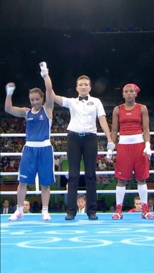 Sarah Ourahmoune Instagram - ✨ La consécration
 
🥊 En 2016 à Rio, @sarah_ourahmoune met fin à son immense carrière de la plus belle des manières : sur une médaille olympique.
 
📺 Notre Olympienne sera en plateau ce soir pour revenir sur ce magnifique moment, rdv 20h40 sur #France3 puis disponible gratuitement sur @france.tv.
 
© CIO – Droits réservés
Commentaires : A. Romera & B. Asloum
 
Au programme ce soir :
 
⏰ Tic-tac des Jeux : Financer ses Jeux, le défi de bon nombre d’athlètes.
📖 Histoire(s) de Jeux : Sarah Ourahmoune, Rio 2016.
🎞️ Feuilleton des Jeux : Barbara Martins-Nio, @magdawiethenin et @christophe_lemaitre_officiel.
 
👊 @carolegaessler, @alexandreboyon, @mariejoseperec, @stephane.diagana, @capsule1919, @tcurin, @lucabalo19, @lauremanaudouoff, @francetvsport, @francetelevisions
 
#AuxJeuxCitoyens #JeuxOlympiques #Rio2016 #Paris2024 #Boxe #Medaille #JO #🥊