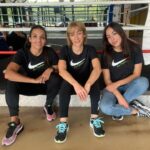 Sarah Ourahmoune Instagram - @les_puncheuses c’est reparti pour une 4ème promotion 🦚 Et toujours avec mes deux pépites Lydia et Nadia 😍 Les Puncheuses , c’est un projet de ❤️ dans lequel je mets toutes mes tripes. Je crois fort au pouvoir de la boxe et la manière dont celle-ci, couplée à des ateliers Empowerment et un réseau de femmes solidaires peut aider chaque femme à progresser, s’émanciper et trouver son chemin de vie. 👉🏻 venez nous soutenir et rejoindre le mouvement #EmpowerBoxe Boxer Inside Club