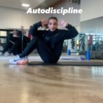 Sarah Ourahmoune Instagram - L’engagement et l’autodiscipline sont les clés pour marquer des progrès ! Êtes-vous satisfait de vous ? De l’engagement et du sérieux que vous mettez dans les objectifs que vous vous fixez ?