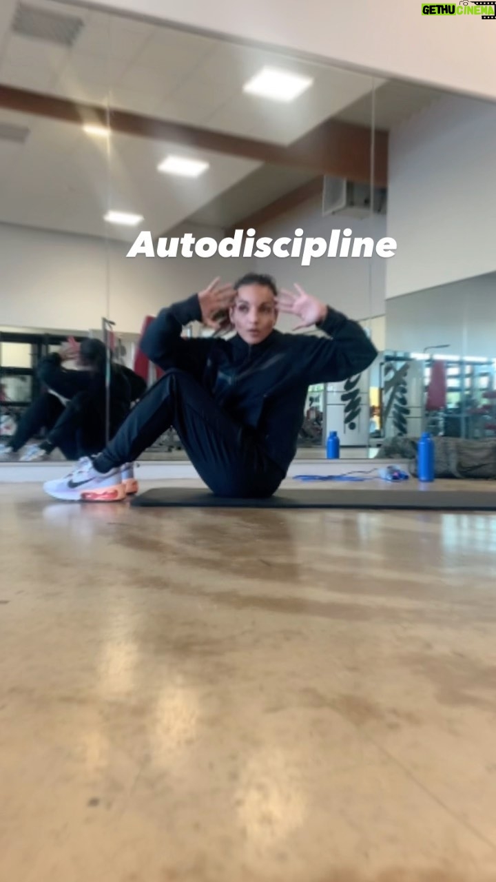 Sarah Ourahmoune Instagram - L’engagement et l’autodiscipline sont les clés pour marquer des progrès ! Êtes-vous satisfait de vous ? De l’engagement et du sérieux que vous mettez dans les objectifs que vous vous fixez ?