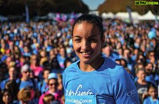 Sarah Ourahmoune Instagram - ll y 5 ans, j'ai décidé de rejoindre l'association @imagineformargo_officiel en tant que marraine. @olivier_blanc_runner et Patricia BLANC les parents de Margo m'ont téléphonée pour me raconter leur histoire et leur combat. Un combat qui a démarré depuis le décès leur fille Margo suite une tumeur agressive au cerveau. Pendant sa maladie Margo avait lancé une collecte en ligne pour soutenir la recherche contre les cancers des enfants. Depuis, l'association créée en 2011 poursuit l'initiative de Margo en menant des actions de sensibilisation et de collecte de fonds pour accélérer la recherche et mieux soigner les cancers des enfants. Soutenir Imagine for Margo - Children without Cancer et lancer cette collecte, c'est une manière pour moi de contribuer à la recherche contre les cancers pédiatriques. C'est permettre de sauver des vies ! Sauver des enfants ! Je suis d'autant plus touchée car je suis maman de trois enfants et aucun enfant ne devrait se battre contre cette maladie. Mon petit dernier a 2 ans et à sa naissance, il a eu des gros soucis de santé. Il a bénéficié d'un nouveau protocole qui l'a sauvé et qui lui permet aujourd'hui de vivre et grandir en pleine santé. Sans les avancées de la recherche...il ne serait probablement pas là aujourd'hui. Ensemble, soutenons la recherche contre les cancers pédiatriques et sauvons des vies ! 100% des dons sont reversés à l'association Merci pour votre soutien ! Merci pour tous ces enfants ! Sarah Ourahmoune