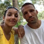 Sarah Ourahmoune Instagram – 🥊👫 Passion, sueur et succès en couple ! 👫
Qui a dit que travailler avec son conjoint était une mauvaise idée ?
En 2011, avec mon partenaire sur le ring et dans la vie, nous avons lancé @boxerinside
Avec 3 enfants et 3 salles de boxe plus tard, nous savons que l’aventure entrepreneuriale en couple peut être une véritable montagne russe – mais quel voyage incroyable ! 🚀
Il y a des couples célèbres qui ont prouvé que c’était possible : Jay-Z et Beyoncé ou encore Steve et Jean Case, qui ont cofondé AOL. Leur synergie et leur engagement ont créé des succès durables.
Bien sûr, tout n’est pas toujours parfait. On peut citer des couples comme Elon Musk et Justine Musk, dont l’entreprise en tandem a fini par prendre des chemins différents.
😳Pour rigoler, on nous pose souvent la question de savoir comment ça se passe quand nous ne sommes pas d’accord.
Alors on ne règle pas nos histoires sur un ring. On peut râler, crier et même bouder. Puis on discute, se remet en question, s’excuse… le classique quoi !
Et des limites entre vie pro et vie perso… bah il n’y en a clairement pas ! Notre projet associatif, c’est aussi notre passion, ce qui nous anime et ce qui nourrit notre couple.
Alors, comment éviter les pièges ? Communication transparente, rôles clairement définis et respect mutuel sont les clés pour jongler entre vie professionnelle et personnelle.
Et puis, ce qui est certain, c’est que nous partageons les mêmes valeurs. Celles de l’engagement, du respect, du partage, de la sobriété… et ce sont précisément ces valeurs qui font que nous arrivons à trouver un bon équilibre.
Si la boxe nous a appris quelque chose, c’est que la coopération et la persévérance mènent à la victoire. En affaires comme sur le ring, avec la bonne équipe, nous pouvons réaliser de belles choses !
#EntrepreneuriatEnCouple #TeamWork #PassionAndSuccess Boxer Inside Club