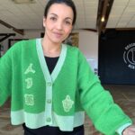 Sarah Ourahmoune Instagram - Rassurez-moi, je ne suis pas la seule à avoir l’impression de courir constamment. Cela fait des années que je suis prise dans une course effrénée… Entre les trois enfants, les trois salles @boxerinside mon programme @les_puncheuses , ma boîte de conférencière et de RP, mes mandats d’élue dans des instances du sports et des CA de fondations/ONG… 😅 Je dois avouer que j’ai mille vies et que je me plonge facilement dans de nouveaux projets et défis excitants… Et puis, il y a ce fameux NON ! que je n’arrive toujours pas à prononcer 😣 En ce moment, je réfléchis sérieusement à mon organisation… Comment être plus efficace, savourer la vie et cesser d’être souvent à bout de souffle. Je suis consciente de mes lacunes en organisation et j’aurais besoin de méthodes et de conseils. Je suis preneuse de vos retours d’expérience… Vous êtes plutôt : 1️⃣ Ultra organisé.e, tout est planifié… 2️⃣ Google Agenda est là en soutien mais bon… 3️⃣ En mode freestyle ! L’organisation, ce n’est pas pour moi. 4️⃣ Autre 🤔 Personnellement, je penche vers le 2️⃣, mais il y a encore des progrès à faire 😒 #organisation #methode #conseils Boxer Inside Club