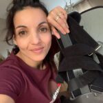 Sarah Ourahmoune Instagram - J+56 depuis la rupture de mon tendon… Après : une opération du tendon, 5 semaines de plâtre, 2 semaines de botte médicale et de béquilles… je peux enfin enfiler mes baskets et marcher presque normalement ( avec une talonnette ). Reprise du sport ( sauf pour mon pied droit parce que le reste fonctionne bien 😜) à la rentrée… Une longue période de reconstruction… tant physique que mentale. Cette période de pause a été propice à la réflexion. Beaucoup de choses ont été secouées. Des remises en question. Des prises de décision. Je suis persuadée qu’aucun des pas que nous faisons dans la vie n’est fait pour rien. Je crois que cette blessure n’est pas arrivée par hasard. Elle m’a permis de faire des choix et notamment au niveau professionnel qui je suis sûre, vont être très positifs 🍀 #rupturetendondachille #achille #mind #positivity Boxer Inside Club