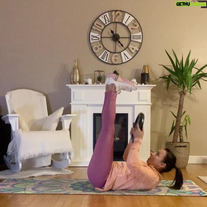 Sarah Ourahmoune Instagram - Ça dit quoi chez vous ? La neige et le froid ont eu raison de votre motivation ? Moi j’avoue que j’ai eu une semaine ultra chargée. J’ai l’impression de faire une course sans fin et sans pause ! Mais j’ai la chance de vivre des expériences riches et de rencontrer des personnes incroyables ( je croise aussi des boulets mais je me refuse de leur donner la moindre énergie 😅) 👉🏻 j’espère que cette séance vous donnera envie de bouger aujourd’hui… c’est une séance que j’ai faite il y a deux jours et que je poste seulement maintenant en plein trajet dans le RER B ( la fameuse ligne B 💣) Prenez soin de vous !! 😘 #challenge66bysarah