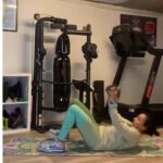 Sarah Ourahmoune Instagram - Grosse grosse flemme… J’ai failli trouver toutes les excuses possibles et inimaginables pour ne pas faire ma séance. Le froid, la fatigue, les enfants, ma todolist interminable… bref pas envie quoi ! Et puis il y a cette règle que je tente en vain de me rappeler : ne pas se poser de question. Faire. Refaire. Se créer une routine pour ne plus avoir à douter. Pour que ça redevienne automatique. Pour retrouver le plaisir. Et quel plaisir quand c’est fait ! Je vais essayer de garder cette sensation positive : satisfaction, plaisir, fierté pour les jours où l’envie ne sera pas là ! Et vous ? La motivation est au rendez-vous ? #legs #training #musculation #shape Boxer Inside Club