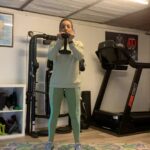 Sarah Ourahmoune Instagram - Grosse grosse flemme… J’ai failli trouver toutes les excuses possibles et inimaginables pour ne pas faire ma séance. Le froid, la fatigue, les enfants, ma todolist interminable… bref pas envie quoi ! Et puis il y a cette règle que je tente en vain de me rappeler : ne pas se poser de question. Faire. Refaire. Se créer une routine pour ne plus avoir à douter. Pour que ça redevienne automatique. Pour retrouver le plaisir. Et quel plaisir quand c’est fait ! Je vais essayer de garder cette sensation positive : satisfaction, plaisir, fierté pour les jours où l’envie ne sera pas là ! Et vous ? La motivation est au rendez-vous ? #legs #training #musculation #shape Boxer Inside Club