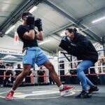 Sarah Ourahmoune Instagram - @inoxtag a débarqué chez @boxerinside pour enfiler les gants et partager avec des membres @nikeparis son prochain grand defi : celui de gravir l’Everest Autant vous dire que j’ai eu plusieurs remarques de nos jeunes de @boxerinside qui auraient voulu le rencontrer 😣 Qui sait, après l’Everest, on verra peut-être @inoxtag sur un ring pour un vrai combat 🔥 #inoxtag #nikeparis #boxe #boxerinsideclub