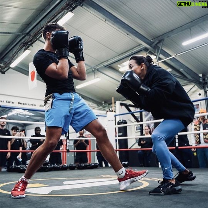 Sarah Ourahmoune Instagram - @inoxtag a débarqué chez @boxerinside pour enfiler les gants et partager avec des membres @nikeparis son prochain grand defi : celui de gravir l’Everest Autant vous dire que j’ai eu plusieurs remarques de nos jeunes de @boxerinside qui auraient voulu le rencontrer 😣 Qui sait, après l’Everest, on verra peut-être @inoxtag sur un ring pour un vrai combat 🔥 #inoxtag #nikeparis #boxe #boxerinsideclub