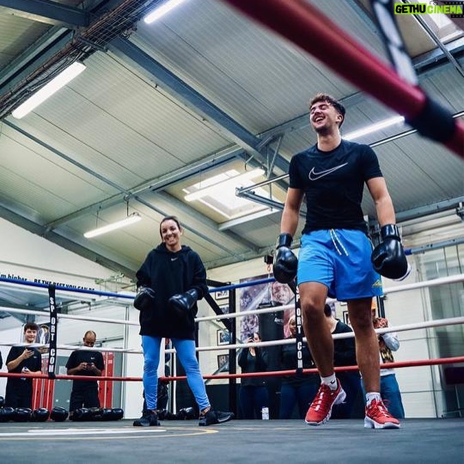 Sarah Ourahmoune Instagram - @inoxtag a débarqué chez @boxerinside pour enfiler les gants et partager avec des membres @nikeparis son prochain grand defi : celui de gravir l’Everest Autant vous dire que j’ai eu plusieurs remarques de nos jeunes de @boxerinside qui auraient voulu le rencontrer 😣 Qui sait, après l’Everest, on verra peut-être @inoxtag sur un ring pour un vrai combat 🔥 #inoxtag #nikeparis #boxe #boxerinsideclub