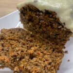Sarah Ourahmoune Instagram - C’est la première fois que je kiffe autant un gâteau que je fais ! Du coup, je vous la partage car elle vaut vraiment le détour ! Si vous la réalisez, envoyez-moi des photos 🤓 🥕 Carrot Cake Sportif aux Flocons d'Avoine et Pomme 🍏 Ingrédients : ▪️300 g de carottes râpées ▪️ 100 g de flocons d'avoine ▪️100g de noix hachées ▪️1 pomme râpée ▪️150 g de farine ▪️3 œufs ▪️100g de sucre roux ou 100ml de sirop d’érable ▪️60 ml d'huile d’olive ( promis ça ne se sent pas !) ▪️1 cuillère à café de levure chimique ▪️ 1cuillère à café de cannelle ▪️1/2 cuillère de muscade ▪️1 pincée de sel Instructions : Préchauffez le four à 180°C et graissez un moule à gâteau. Dans un grand bol, mélangez les carottes, les flocons d'avoine, les noix hachées grossièrement et la pomme râpée. Ajoutez la farine, la levure chimique, la cannelle et le sel. Mélangez bien. Dans un autre bol, battez les œufs, puis ajoutez le sirop d'érable ( ou sucre ) et l'huile d’olive. Mélangez jusqu'à obtenir une consistance homogène. Incorporez le mélange liquide dans le bol des ingrédients secs. Mélangez jusqu'à obtenir une pâte lisse. Versez la pâte dans le moule et lissez la surface. Faites cuire au four pendant environ 60 minutes ( moi j’ai pris un moule à cake et du coup j’ai du ajouter 5/6mn de cuisson ) Laissez refroidir avant de démouler. 🌟 Astuce Sportive : Ce Carrot Cake est parfait en collation pré-entraînement grâce aux flocons d'avoine énergétiques et à la pomme riche en fibres! ❤️ Merci @soniamacginley pour l’inspiration 👌 #HealthyTreats #BakingWithBalance #SportySnacks #carrotcake #recette #recettehealthy #recettesportive