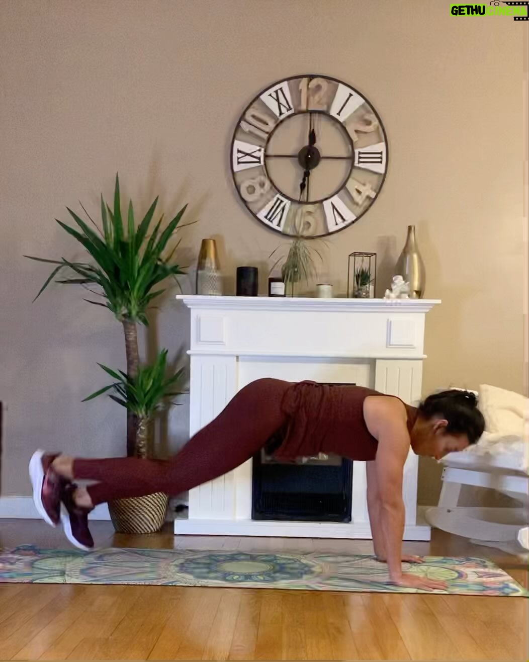 Sarah Ourahmoune Instagram - 🎯 focus réathlétisation de mon tendon d’Achille ( 7 mois post rupture et opération ) Ce sont des exercices qui peuvent aussi être pratiqués en prévention ! Have a good day 👯 #achillespain #reathletisation #blessure #achillestendon #tendon Boxer Inside Club