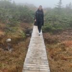 Sarah Ourahmoune Instagram - 🧐 Savez-vous où se trouve Saint-pierre et miquelon ? 🌊🥊✈️ in my phone 📲 De retour d'une expérience inoubliable à Saint Pierre et Miquelon ! J'ai eu l'opportunité d'animer une conférence et des sessions de boxe tout public dans ce magnifique archipel français. 🇫🇷 C’est Roger et sa fille Andrea, dirigeants du club de boxe local, qui se sont démenés pour me faire venir sur cette petite île et m’accueillir dans des conditions extra aux @lesterrassesspm ❤️ 🎯L'objectif était clair : partager et inspirer. Saint Pierre et Miquelon, bien que faisant partie de la France, est un archipel un peu oublié. Mais cette petite perle de l'Atlantique regorge de potentiel. Les habitants de l'archipel aspirent à développer leur économie grâce au tourisme et à repopuler l'île. Cependant, ils font face à des défis sociaux majeurs. L'accès difficile et l'isolement géographique rendent l'échange de biens et de personnes compliqué. De plus, la réduction des droits de pêche, une industrie clé de la région, a un impact significatif sur les moyens de subsistance locaux. La difficulté à recruter de nouveaux talents et la fuite des jeunes sont des enjeux critiques. Les jeunes talentueux quittent souvent l'archipel après le bac à la recherche d'opportunités ailleurs, laissant derrière eux une communauté vieillissante. Cela met en danger la transmission des traditions culturelles uniques de Saint Pierre et Miquelon. 🙌🏼J'ai été profondément inspirée par la détermination et la passion des habitants pour préserver leur culture et leur patrimoine tout en cherchant des solutions innovantes pour l'avenir. #SaintPierreetMiquelon #Développement #Tourisme #EnjeuxSociaux @tourismespm Saint Pierre and Miquelon