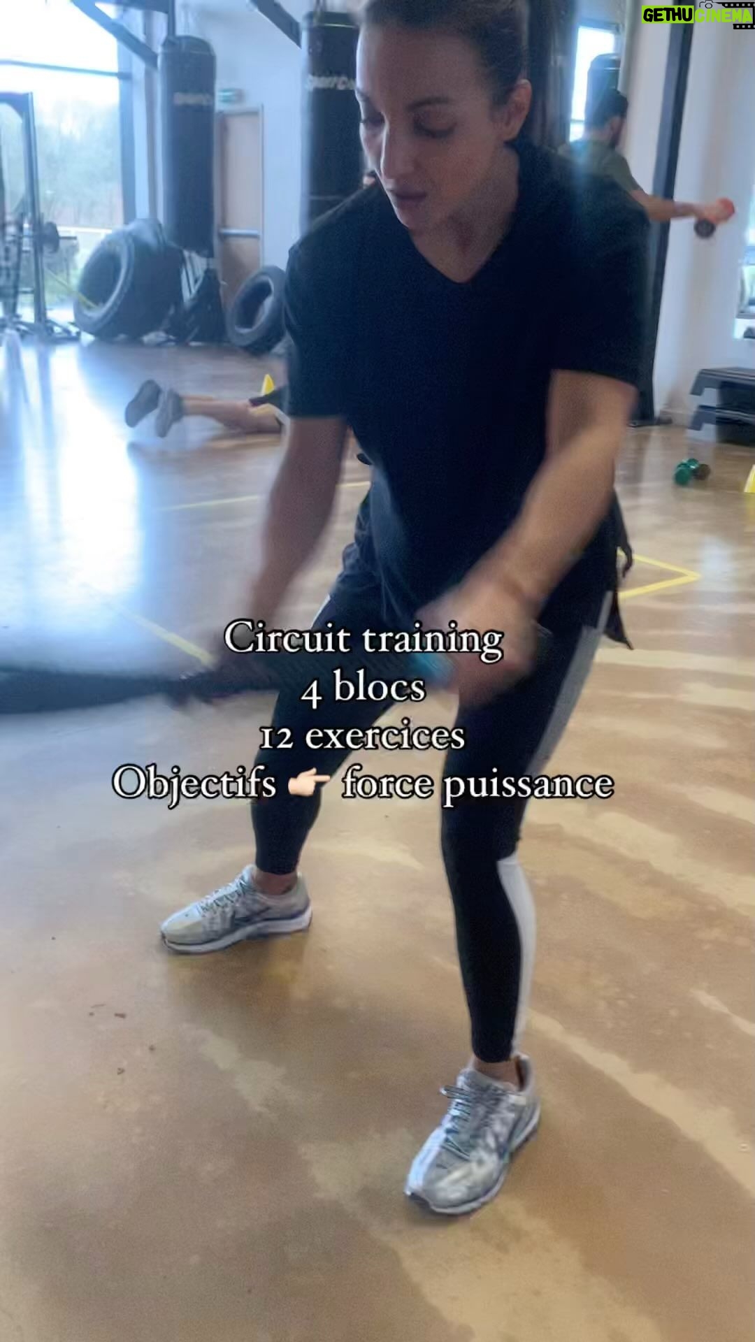 Sarah Ourahmoune Instagram - Circuit training 👍 #circuit #training #muscultion #puissance #boxing #strengh