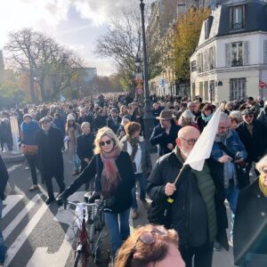 Sarah Wilson Instagram - Silent, apolitical peace march in Paris today from the @institutdumondearabe to @mahjparis (Musee d’art et d’histoire Judaisme) organised by 500 French actors, directors, artists…heartening ❤️ @collectif_uneautrevoix #ceasefirenow #peace 
Ps I thought SURELY THIS POST would not start fights in the comments. Alas. I’m hiding heated and biased comments. Please don’t DM me your heated links either. Post your thoughts on your own feed 🙏🏼