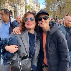 Sarah Wilson Instagram - Silent, apolitical peace march in Paris today from the @institutdumondearabe to @mahjparis (Musee d’art et d’histoire Judaisme) organised by 500 French actors, directors, artists…heartening ❤️ @collectif_uneautrevoix #ceasefirenow #peace 
Ps I thought SURELY THIS POST would not start fights in the comments. Alas. I’m hiding heated and biased comments. Please don’t DM me your heated links either. Post your thoughts on your own feed 🙏🏼