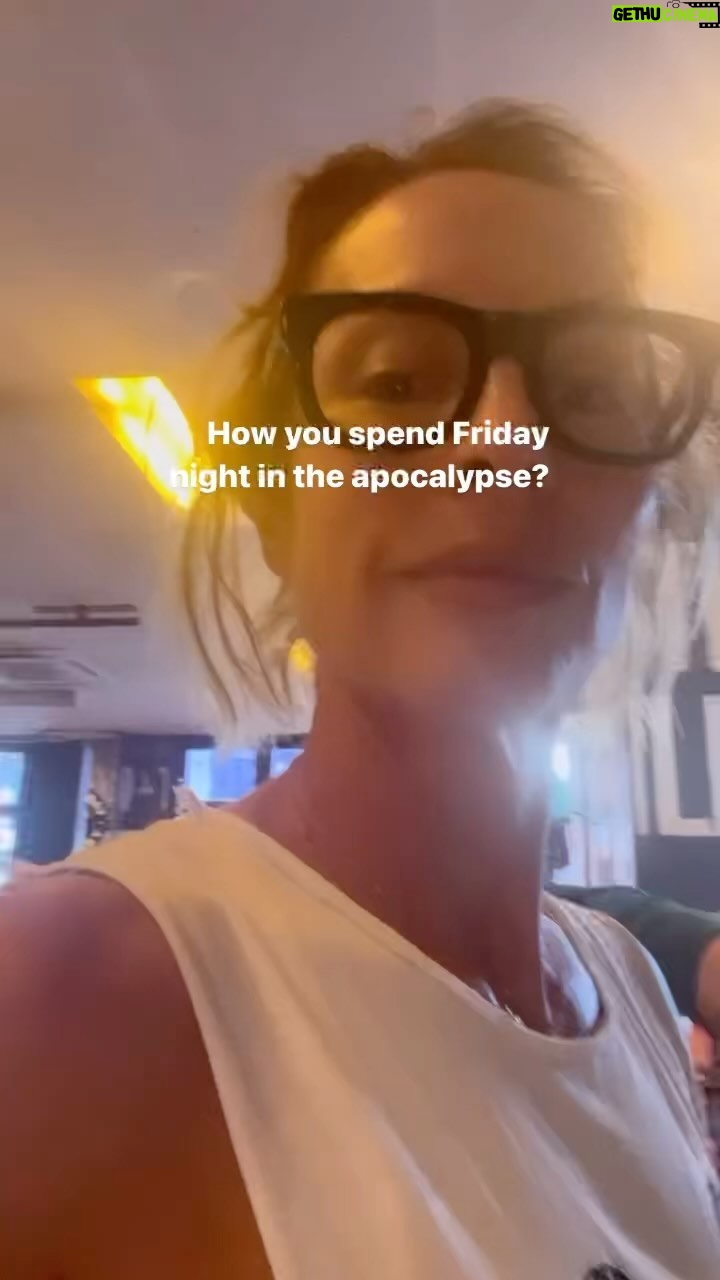 Sarah Wilson Instagram - Me, I took my sweaty self and my laptop to a pub dripping in testosterone just out of the surf and finished my chapter on how to die well. Thanks @christianralston for the background tunes ✌️ The Royal Bondi