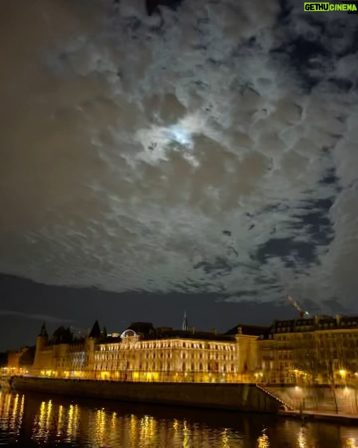 Sarah Wilson Instagram - Full moon strolls, a philosophy lecture at @britishcouncilfr and a long dinner with ACG talking GAI, Axial era collapse, decadence (required for writing) and men. How a night should be spent. Restaurant Mon Square