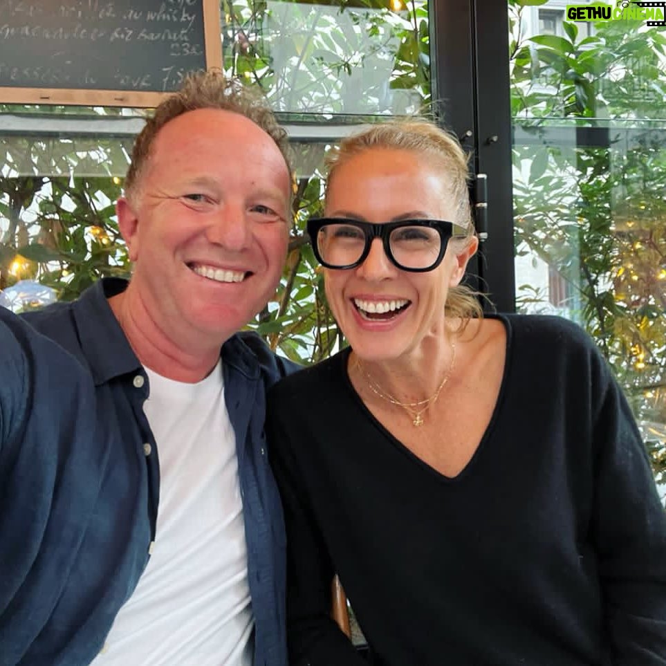 Sarah Wilson Instagram - Hey @mrrickyg @bradlington71 look who found each other (yep, I’ve worn the same jumper for five days…) 🧚🏻♂️🇫🇷 @brycecorbett1 ❤️ Rue Mazarine