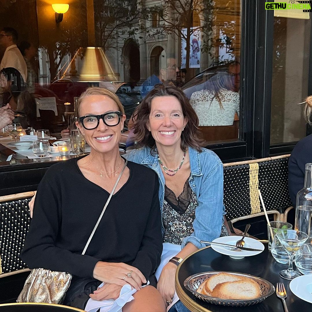 Sarah Wilson Instagram - All the best Australian women come to Paris @nlascelles π¦πΊπ«π·β€οΈ β¦ @ky_a_smith @annaseassau @adventuringranii @ellafashion.official @tara_june_winch and you tomorrow @megyonson π§π»ββοΈ Le Fumoir Bar Cocktaik Paris