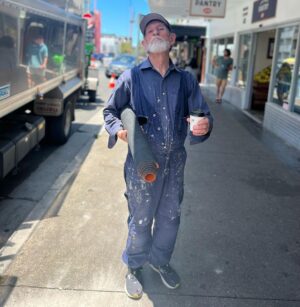 Sarah Wilson Instagram - Dad came up/down to Sydney today in his full spac filler crusted clobber to help me pack up my life into a storage shed. We dropped some books and kids toys at various shops/St Vinnies around Bondi and Dad was carrying a yoga mat I retrieved as we went to find him a vanilla milkshake 😂 and I said OMG YOU ARE SO BONDI RIGHT NOW. And he said, wait, and asked to borrow a takeaway coffee cup off a stranger walking past… et voila, the guy has ARRIVED 👊. @gertrudeandalice