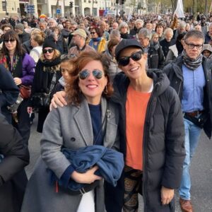 Sarah Wilson Instagram - Silent, apolitical peace march in Paris today from the @institutdumondearabe to @mahjparis (Musee d’art et d’histoire Judaisme) organised by 500 French actors, directors, artists…heartening ❤️ @collectif_uneautrevoix #ceasefirenow #peace 
Ps I thought SURELY THIS POST would not start fights in the comments. Alas. I’m hiding heated and biased comments. Please don’t DM me your heated links either. Post your thoughts on your own feed 🙏🏼