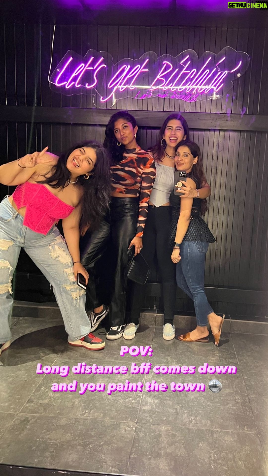 Saras Menon Instagram - When your friend is in town , you have to throw it down, even if they have low expectations from C- Town😂✨🙌 Also Saturday nights @secretstorychennai are so much fun! 🔥🤩 highly recommend the dosas @barracudabrewbar as we went there as well 💃 Lucky to have such a semma squad @vinstxgram @lakshmenon31 @akshitavikram @lakshmenon31 @varun200998 Thank you for the 🔥remix @charlesbosco ✨