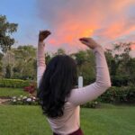 Saras Menon Instagram - Is it just me or do skies with shades of Orange, blue and pink Make you feel and not just think About being here, alive and awake To just see these colours at play And live to see this the next day … - S 📸 - @dirrajivmenon thanks for the IG worthy photos🙈 amã Stays & Trails