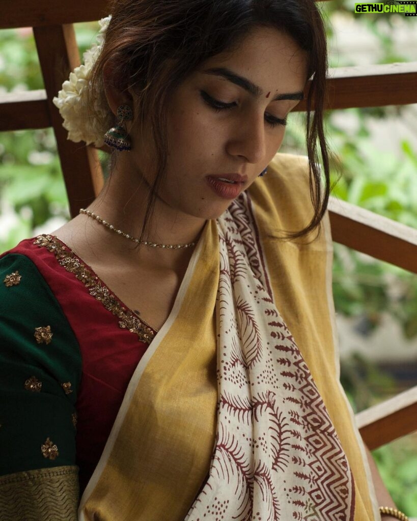 Saras Menon Instagram - Last one from an Onam series from a few years ago that I never posted 🙈🌸✨ Also glad to hear this special song and remember my grandmother’s voice on everyone’s interpretation of this song on reels, everyone looks so beautiful and happy, kasavu sarees for the win ⭐️ 📸 - Srinath :) Styling - cutest @little_miss_twinkle_toes 💕 Kerela