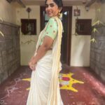 Saras Menon Instagram - Happy Onam cuties 🌸🌻 Slide 2 - @indira.nair.7140 my Ammu and her mirror selfie with me 🥰 Slide 4- going straight for a reception in my outfit and my lovely friends helping me with my pleats @sanjaykankaria2023 @vicknesh_siva 🕺🕺 Hair - team @blushbynamitha 💜 Saree courtesy - @latha_menonomaniac 💜 #perksofbeingamallu #onam