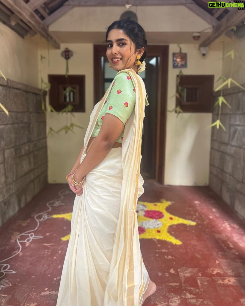 Saras Menon Instagram - Happy Onam cuties 🌸🌻 Slide 2 - @indira.nair.7140 my Ammu and her mirror selfie with me 🥰 Slide 4- going straight for a reception in my outfit and my lovely friends helping me with my pleats @sanjaykankaria2023 @vicknesh_siva 🕺🕺 Hair - team @blushbynamitha 💜 Saree courtesy - @latha_menonomaniac 💜 #perksofbeingamallu #onam
