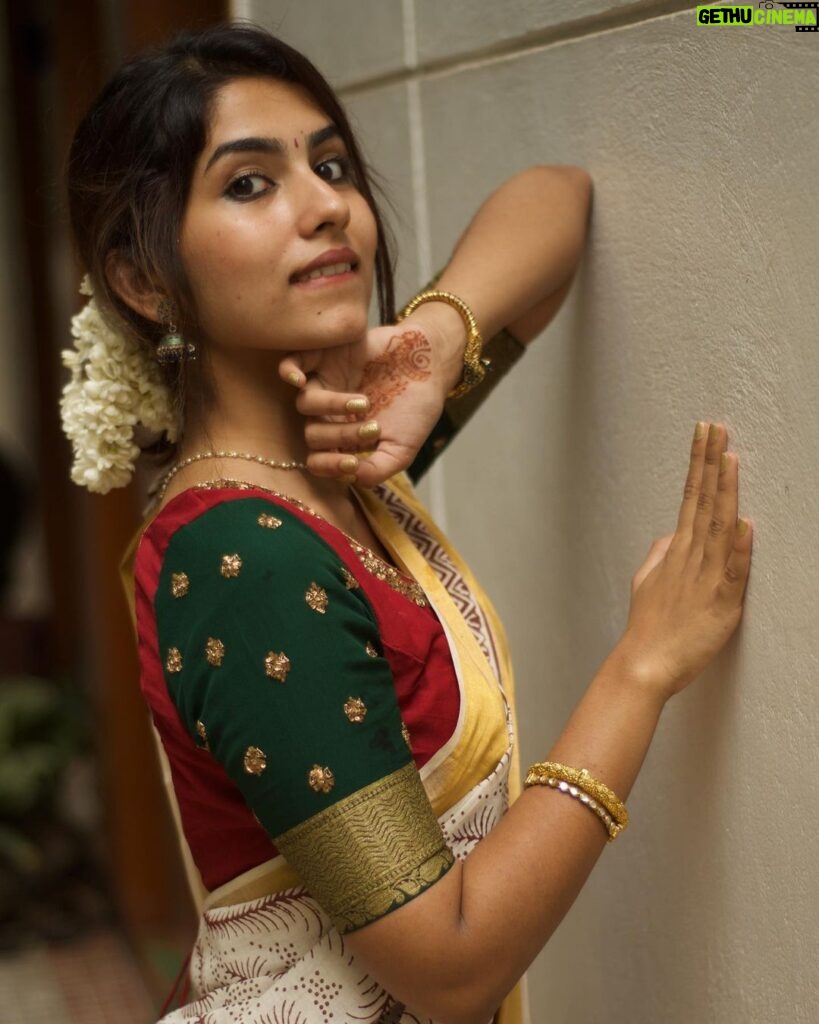 Saras Menon Instagram - Last one from an Onam series from a few years ago that I never posted 🙈🌸✨ Also glad to hear this special song and remember my grandmother’s voice on everyone’s interpretation of this song on reels, everyone looks so beautiful and happy, kasavu sarees for the win ⭐️ 📸 - Srinath :) Styling - cutest @little_miss_twinkle_toes 💕 Kerela