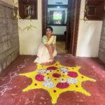 Saras Menon Instagram - Happy Onam cuties 🌸🌻 Slide 2 - @indira.nair.7140 my Ammu and her mirror selfie with me 🥰 Slide 4- going straight for a reception in my outfit and my lovely friends helping me with my pleats @sanjaykankaria2023 @vicknesh_siva 🕺🕺 Hair - team @blushbynamitha 💜 Saree courtesy - @latha_menonomaniac 💜 #perksofbeingamallu #onam