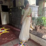 Saras Menon Instagram - Happy Onam cuties 🌸🌻 Slide 2 - @indira.nair.7140 my Ammu and her mirror selfie with me 🥰 Slide 4- going straight for a reception in my outfit and my lovely friends helping me with my pleats @sanjaykankaria2023 @vicknesh_siva 🕺🕺 Hair - team @blushbynamitha 💜 Saree courtesy - @latha_menonomaniac 💜 #perksofbeingamallu #onam