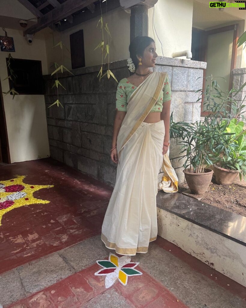 Saras Menon Instagram - Happy Onam cuties 🌸🌻 Slide 2 - @indira.nair.7140 my Ammu and her mirror selfie with me 🥰 Slide 4- going straight for a reception in my outfit and my lovely friends helping me with my pleats @sanjaykankaria2023 @vicknesh_siva 🕺🕺 Hair - team @blushbynamitha 💜 Saree courtesy - @latha_menonomaniac 💜 #perksofbeingamallu #onam