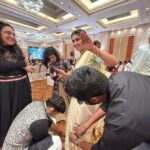 Saras Menon Instagram - Happy Onam cuties 🌸🌻 Slide 2 - @indira.nair.7140 my Ammu and her mirror selfie with me 🥰 Slide 4- going straight for a reception in my outfit and my lovely friends helping me with my pleats @sanjaykankaria2023 @vicknesh_siva 🕺🕺 Hair - team @blushbynamitha 💜 Saree courtesy - @latha_menonomaniac 💜 #perksofbeingamallu #onam