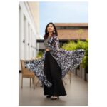 Saras Menon Instagram - Twirl 🖤 For Asvins 🖤 Styled by - @blushbynamita 📸 - @greysuit_0696 🖤 Wearing 🥼 @apsarasareesofficial Make up - @blushbynamitha 😍 Mookuthi - @anastoriesonline #Asvins