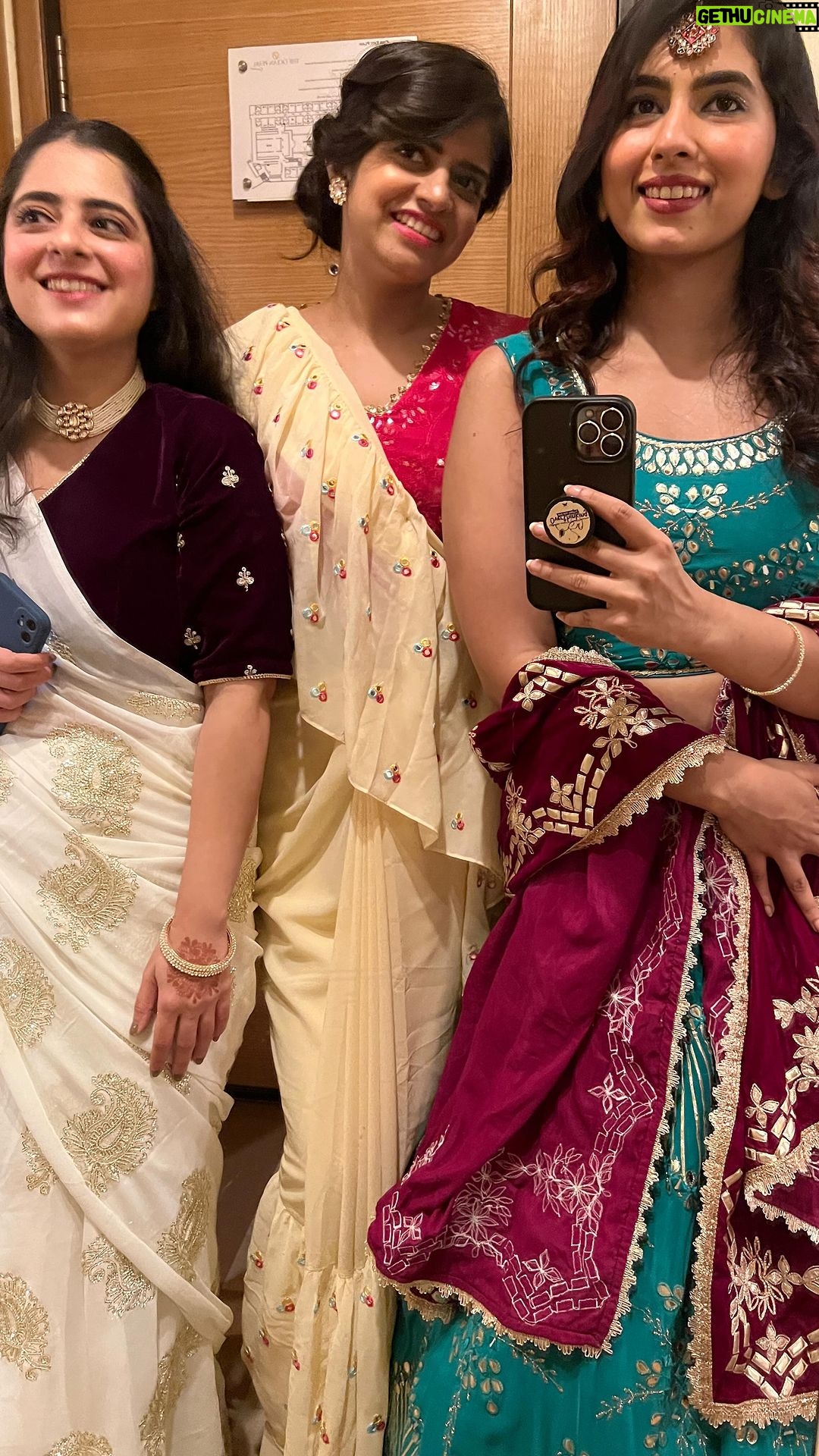 Saras Menon Instagram - Missing winter weddings and all that ❄️☃️ @sassymohtarma @unclaimedkhaleesi ! Also surprise @himalishah168 multiverse 🥳