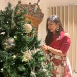 Saras Menon Instagram - A December to remember 🎄 shout out to all the people who made Christmas extra special for me ✨ Secret Santa theme party curated by the super aesthetic host @akshitavikram Second half of the reel, white and gold Christmas by @nim.philip @houseofaudacious.in , check their page out for customised gifts @beautyforashes_by_nez 💫 Thank you to my not so secret Santa’s @blackswankg @lakshmenon31 ❤️ Photos of me by @manasimaheshphoto , reach out to her for the most candid portraits for weddings and of your family as well 💫