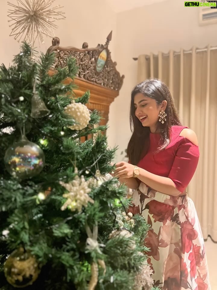 Saras Menon Instagram - A December to remember 🎄 shout out to all the people who made Christmas extra special for me ✨ Secret Santa theme party curated by the super aesthetic host @akshitavikram Second half of the reel, white and gold Christmas by @nim.philip @houseofaudacious.in , check their page out for customised gifts @beautyforashes_by_nez 💫 Thank you to my not so secret Santa’s @blackswankg @lakshmenon31 ❤️ Photos of me by @manasimaheshphoto , reach out to her for the most candid portraits for weddings and of your family as well 💫