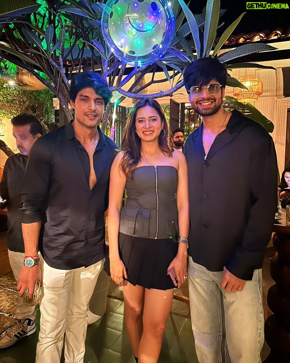 Sargun Mehta Instagram - Aisa lag raha school assemble mein teacher ne khada karaya hai.🤣🤣 @6_ankitgupta @hitesh_bharadwaj #Udaariyaan