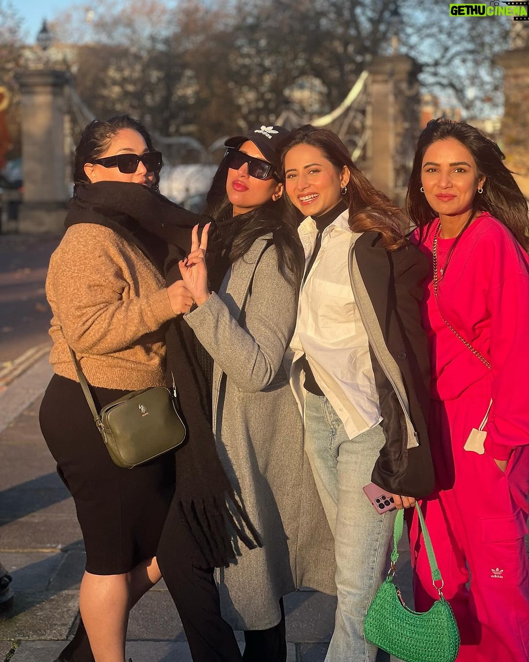 Sargun Mehta Instagram - Winter wonderland wali happy memories @jasminbhasin2806 @ravidubey2312 @jagdeepsidhu3 @theartofmakeupltd @mandybeautyx