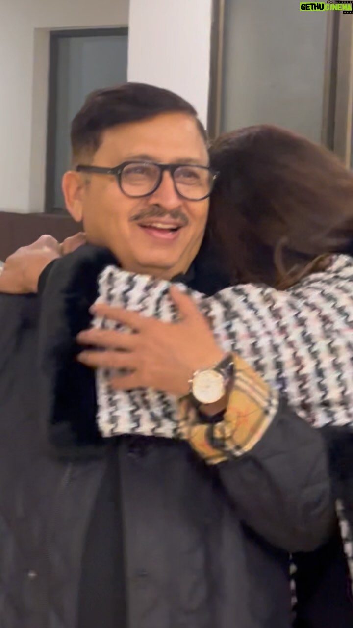 Sargun Mehta Instagram - 😍🥰happy anniversary mumma papa ❤️❤️ @aradhanasp14 @harishemmbros