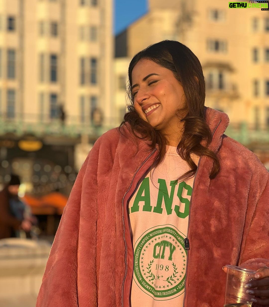 Sargun Mehta Instagram - Sunshine girl 🌞 💕💕