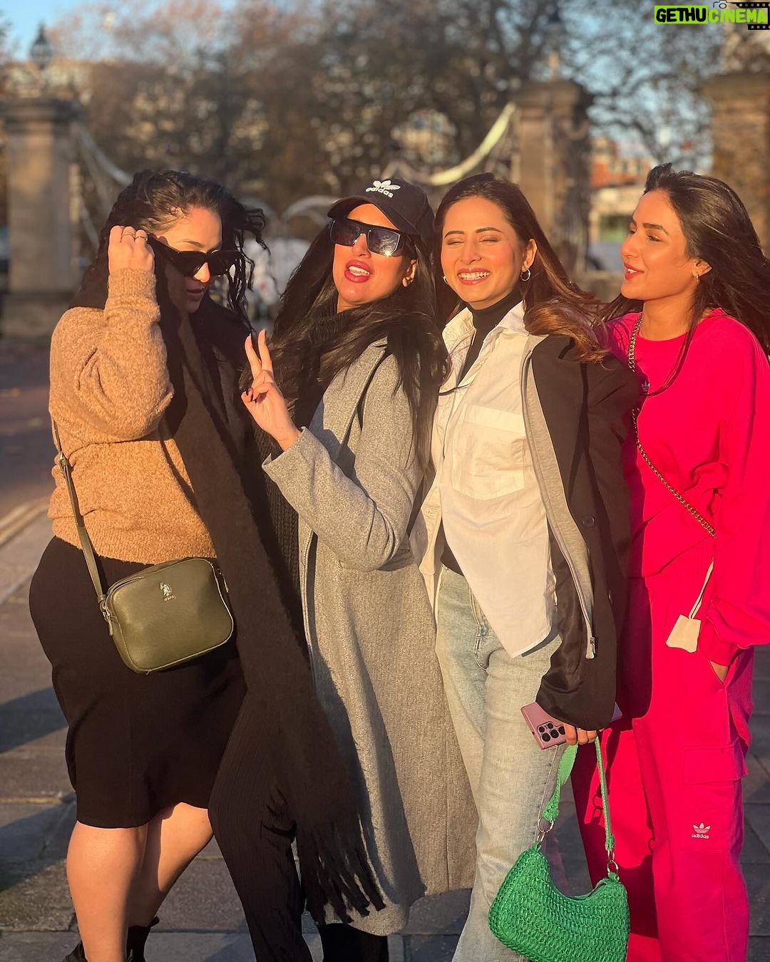 Sargun Mehta Instagram - Winter wonderland wali happy memories @jasminbhasin2806 @ravidubey2312 @jagdeepsidhu3 @theartofmakeupltd @mandybeautyx
