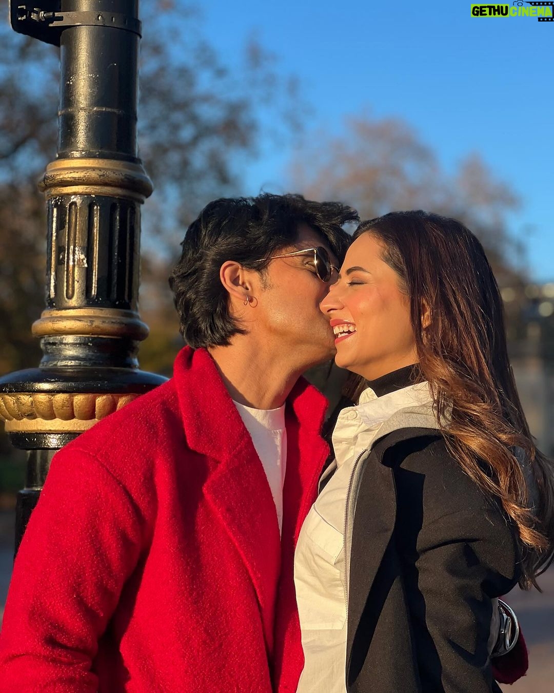 Sargun Mehta Instagram - Winter wonderland wali happy memories @jasminbhasin2806 @ravidubey2312 @jagdeepsidhu3 @theartofmakeupltd @mandybeautyx