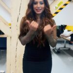 Sargun Mehta Instagram - Shoot ke beech wali random reel 😜