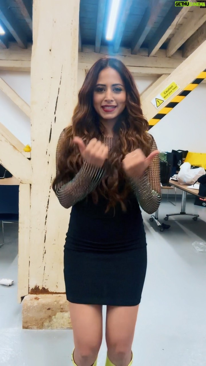Sargun Mehta Instagram - Shoot ke beech wali random reel 😜