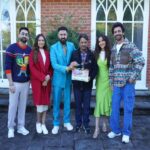 Sargun Mehta Instagram - Carry On Jatta franchise is back with a new twist 😎 Panorama Studios & Humble Motion Pictures Presentation “Carry On Jattiye”💃 Shoot begins in London 🙏🏻 @gippygrewal @sargunmehta @jasminbhasin2806 @whosunilgrover @jaswinderbhalla @officialnasirchinyoti @nirmalrishiofficial @officialrupinderrupi @smeepkang @panorama_studios @humblemotionpictures @ravneetgrewalofficial @kumarmangatpathak @abhishekpathakk @chhatwanimurli @sanju_r_joshi @kambojsukha @bhana_l.a @vinodaswal13 @hardeepdullat13 @divaydhamija @antrikshantrix @mehtaman_ @hashtagstudiosuk